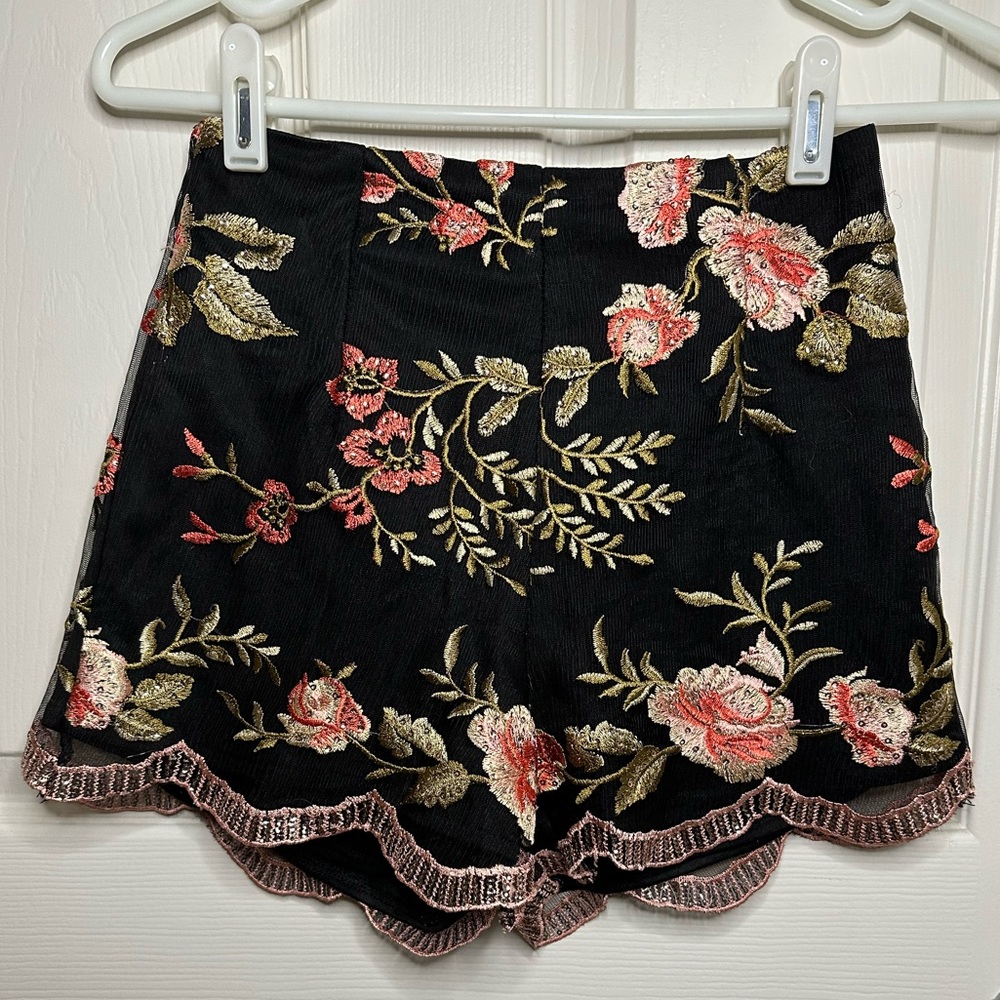 SOLD -Angel Biba high-waisted floral embroidered shorts - Picture 6 of 7